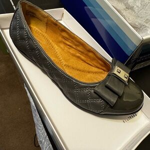 NEW in Box - Women’s shoes Gray w patent leather toe size 8.5